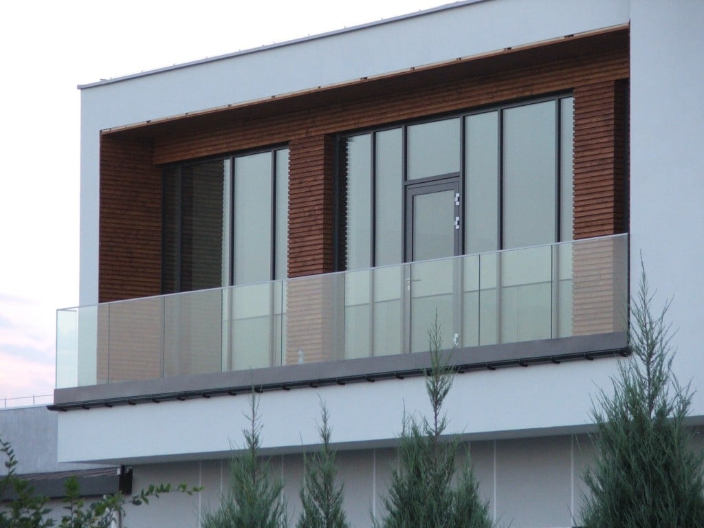 Balustrady szklane balkonowe